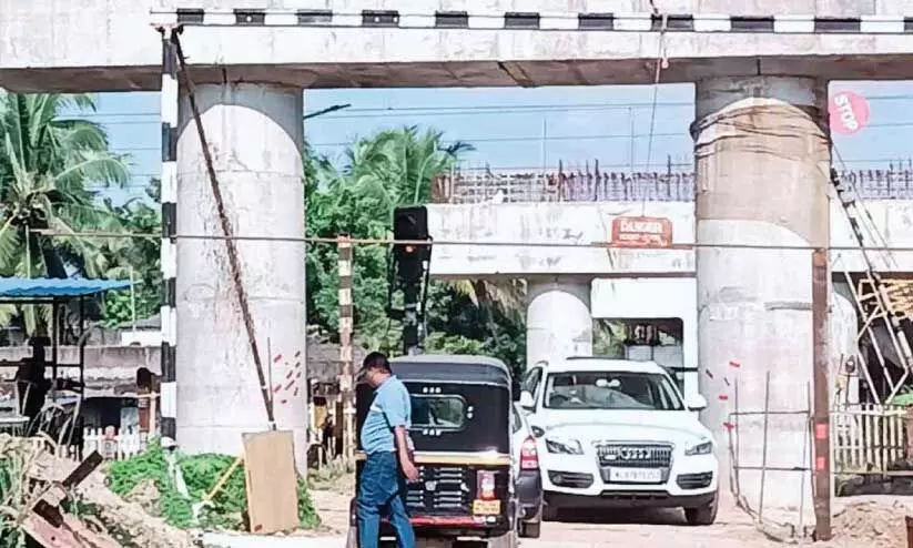 അ​ട​ച്ചി​ട​ലി​നൊ​ടു​വി​ൽ താ​നൂ​ർ തെ​യ്യാ​ല റോ​ഡ് റെ​യി​ൽ​വേ ഗേ​റ്റ് തു​റ​ന്ന​പ്പോ​ൾ
