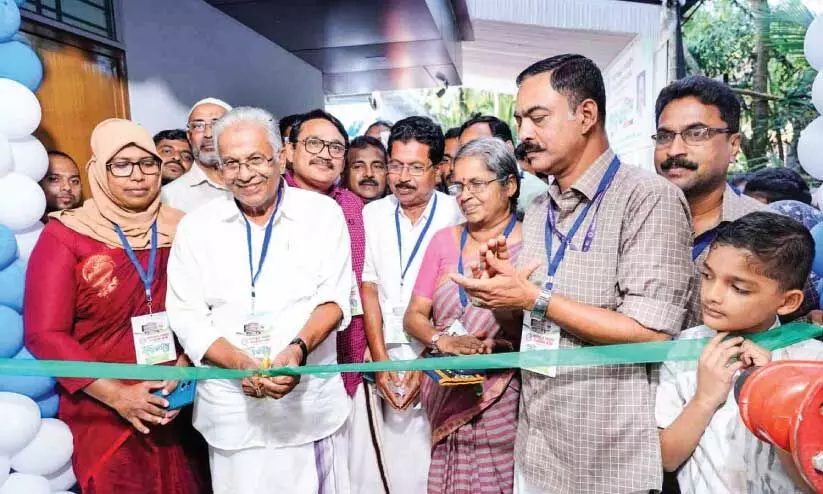 താ​നാ​ളൂ​ർ സ​ഹ​ക​ര​ണ ബാ​ങ്കി​ന്റെ പു​തി​യ ഹെ​ഡ് ഓ​ഫീ​സ് കെ​ട്ടി​ടം വ​ട്ട​ത്താ​ണി​യി​ൽ ഇ.​ടി. മു​ഹ​മ്മ​ദ് ബ​ഷീ​ർ എം.​പി ഉ​ദ്ഘാ​ട​നം ചെ​യ്യു​ന്നു