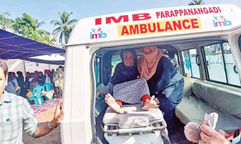 സക്കരിയ്യയുടെ ഉമ്മ ബിയ്യുമ്മ മുഖ്യമന്ത്രിയുടെ വരവും കാത്ത് ആംബുലൻസിൽ സക്കരിയ്യയുടെ ഉമ്മ ബിയ്യുമ്മ മുഖ്യമന്ത്രിയുടെ വരവും കാത്ത് ആംബുലൻസിൽ