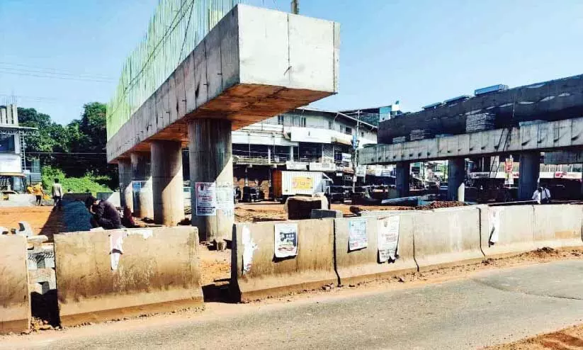 വെട്ടിച്ചിറയിൽ പാതിവഴിയിൽ നിൽക്കുന്ന മേൽപാലം വെട്ടിച്ചിറയിൽ പാതിവഴിയിൽ നിൽക്കുന്ന മേൽപാലം