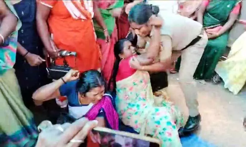 കല്ലുമൂട് കാഷ്യു ഫാക്ടറിയിൽ നടന്നുവരുന്ന സമരത്തിൽ പങ്കെടുത്ത തൊഴിലാളികളെ പൊലീസ് അറസ്റ്റ് ചെയ്തു നീക്കുന്നു കല്ലുമൂട് കാഷ്യു ഫാക്ടറിയിൽ നടന്നുവരുന്ന സമരത്തിൽ പങ്കെടുത്ത തൊഴിലാളികളെ പൊലീസ് അറസ്റ്റ് ചെയ്തു നീക്കുന്നു