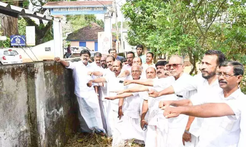 നവകേരള സദസ്സ്: സ്കൂൾ മതില് പൊളിക്കാന് അനുവദിക്കില്ല നവകേരള സദസ്സ്: സ്കൂൾ മതില് പൊളിക്കാന് അനുവദിക്കില്ല