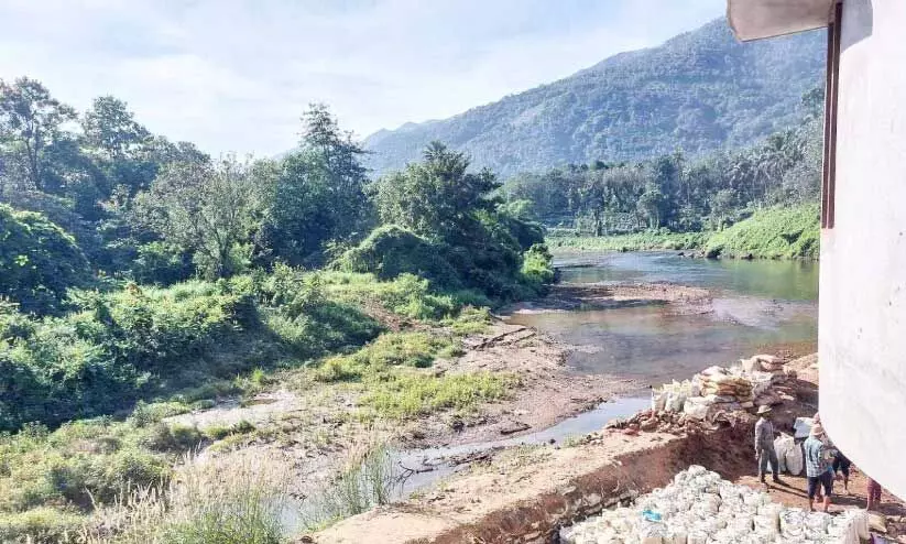 അ​റ​ക്കു​ള​ത്തെ ജ​ല അ​തോ​റി​റ്റി​യു​ടെ പ​മ്പി​ങ് സ്​​റ്റേ​ഷ​ന്​ സ​മീ​പം പു​ഴ​യി​ൽ ജ​ല​നി​ര​പ്പ്​ താ​​ഴ്ന്നനി​ല​യി​ൽ