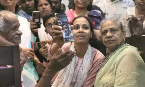 അബിഗേൽ സാറ മാതാവ് സിജിയുമായി വിഡിയോ കോൺഫറൻസിൽ സംസാരിക്കുന്നു അബിഗേൽ സാറ മാതാവ് സിജിയുമായി വിഡിയോ കോൺഫറൻസിൽ സംസാരിക്കുന്നു