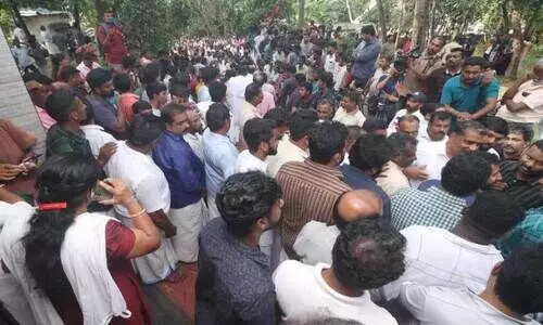 ത​ട്ടി​ക്കൊ​ണ്ടു​പോ​യ അ​ബി​ഗേ​ൽ സാ​റ​യെ തി​രി​ച്ച് കി​ട്ടി​യ​ത​റി​ഞ്ഞ്  വീ​ട്ടി​നു മു​ന്നി​ൽ  ത​ടി​ച്ചു കൂ​ടി​യ​വ​ർ