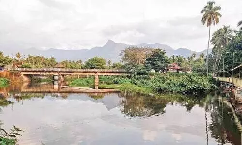 ക​രു​വാ​ര​കു​ണ്ട് അ​ങ്ങാ​ടി​ച്ചി​റ