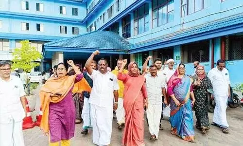 മഞ്ചേരി മെഡിക്കൽ കോളജിൽ നിന്ന് 12 ഡോക്ടർമാരെ സ്ഥലം മാറ്റിയതിനെതിരെ യു.ഡി.എഫ് കൗൺസിലർമാർ ആശുപത്രിക്ക് മുന്നിൽ പ്രതിഷേധിക്കുന്നു മഞ്ചേരി മെഡിക്കൽ കോളജിൽ നിന്ന് 12 ഡോക്ടർമാരെ സ്ഥലം മാറ്റിയതിനെതിരെ യു.ഡി.എഫ് കൗൺസിലർമാർ ആശുപത്രിക്ക് മുന്നിൽ പ്രതിഷേധിക്കുന്നു