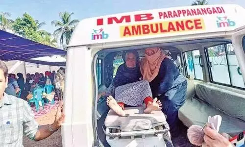 സ​ക്ക​രി​യ്യ​യു​ടെ ഉ​മ്മ ബി​യ്യു​മ്മ മു​ഖ്യ​മ​ന്ത്രി​യു​ടെ വ​ര​വും കാ​ത്ത് ആംബുലൻസിൽ