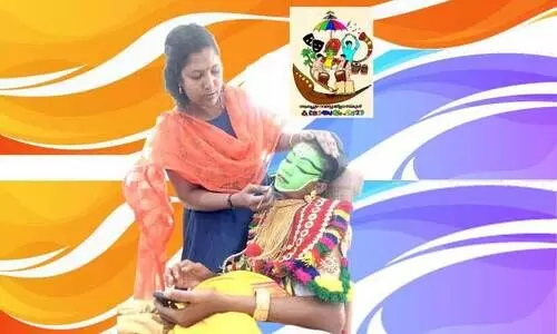 ഓ​ട്ട​ന്തു​ള്ള​ലി​നാ​യി മ​ക​ൾ ജോ​ബി​ന എ​ത്സ​യെ ഒ​രു​ക്കു​ന്ന മാ​താ​വ്​ ജി​നി