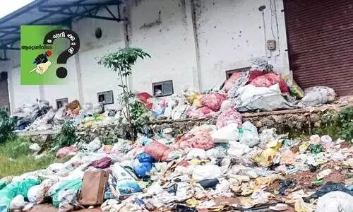 തി​രു​വാ​ർ​പ്പ് നെ​ല്ലു​സം​ഭ​ര​ണ ഗോ​ഡൗ​ണി​ന് സ​മീ​പം കൂ​ടി​ക്കി​ട​ക്കു​ന്ന മാ​ലി​ന്യം