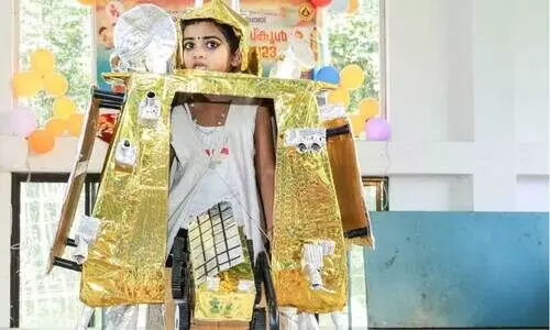 അം​ഗ​ൻ​വാ​ടി ക​​​​​ലോ​ത്സ​വ​ത്തി​ലെ കു​രു​ന്നു​ക​ളു​ടെ പ്ര​ക​ട​ന​ത്തി​ൽനി​ന്ന്​