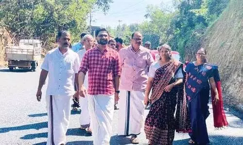 ന​വീ​ക​ര​ണം ന​ട​ക്കു​ന്ന നി​ള-​ഐ.​പി.​ടി റോ​ഡ് മു​ഹ​മ്മ​ദ് മു​ഹ്സി​ൻ എം.​എ​ൽ.​എ സ​ന്ദ​ർ​ശി​ക്കു​ന്നു