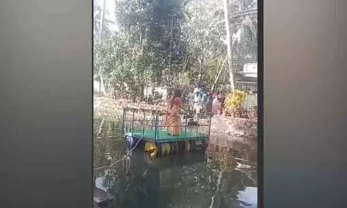 ഉദ്ഘാടന ചടങ്ങിനിടെ ചങ്ങാടം മറിഞ്ഞു; പഞ്ചായത്ത് പ്രസിഡന്‍റും വൈസ് പ്രസിഡന്‍റും വെള്ളത്തിൽ -വിഡിയോ