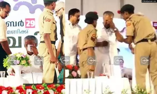 മുഖ്യമന്ത്രിയുടെ കണ്ണടയിൽ എൻ.സി.സി കാഡറ്റിന്‍റെ കൈ തട്ടി