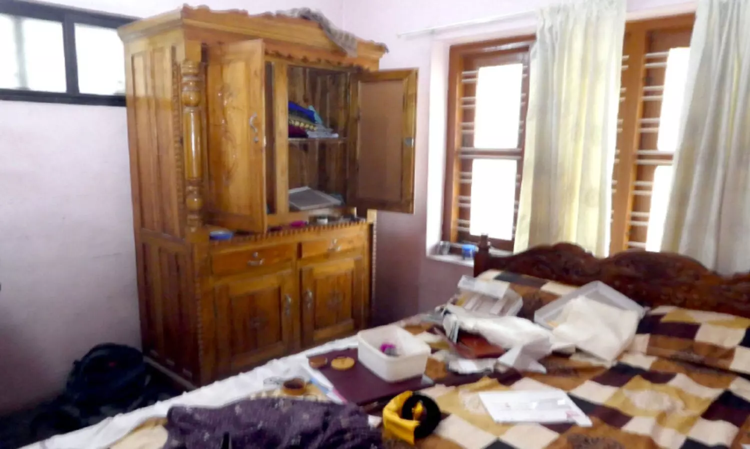 ആളില്ലാത്ത വീട് കുത്തിത്തുറന്ന് കവര്‍ച്ച