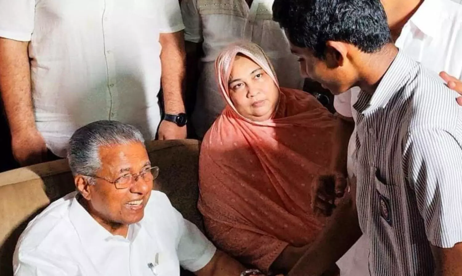 അബദ്ധത്തിൽ പറ്റിയതാണെന്നറിയാം; തന്റെ കണ്ണിൽ കൈ തട്ടിയ എൻ.സി.സി കേഡറ്റിനെ ആശ്വസിപ്പിച്ച് മുഖ്യമന്ത്രി