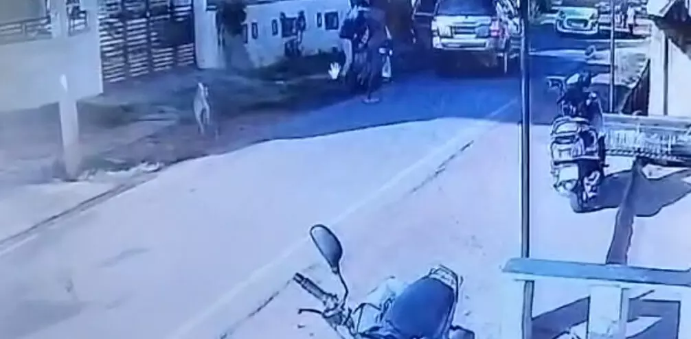 കർണാടകയിൽ പട്ടാപ്പകൽ കാറിലെത്തിയ സംഘം അധ്യാപികയെ തട്ടിക്കൊണ്ട് പോയി കർണാടകയിൽ പട്ടാപ്പകൽ കാറിലെത്തിയ സംഘം അധ്യാപികയെ തട്ടിക്കൊണ്ട് പോയി