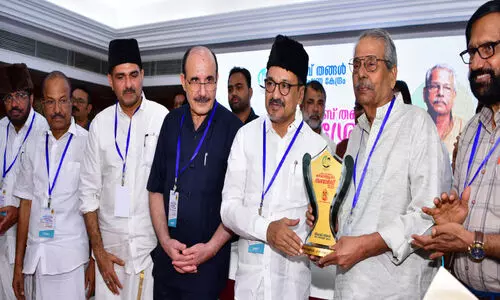 ശിഹാബ് തങ്ങൾ കർമശ്രേഷ്ഠ പുരസ്കാരം സി. രാധാകൃഷ്ണൻ ഏറ്റുവാങ്ങി