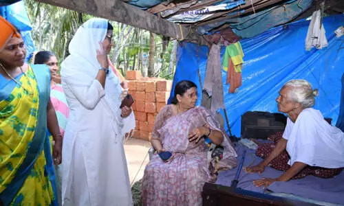 വ​നി​ത ക​മീഷ​ൻ തീ​ര​ദേ​ശ മേ​ഖ​ല ക്യാ​മ്പ്: മ​ത്സ്യ​ത്തൊ​ഴി​ലാ​ളി കു​ടും​ബ​ങ്ങ​ളെ സ​ന്ദ​ർ​ശി​ച്ചു