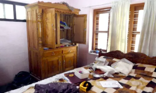 ആളില്ലാത്ത വീട് കുത്തിത്തുറന്ന് കവര്‍ച്ച