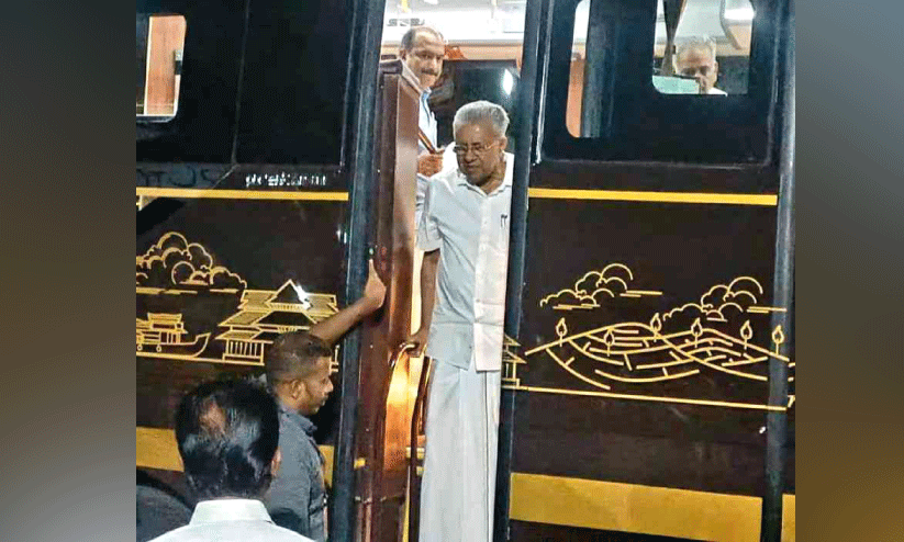 മുഖ്യമന്ത്രിയും മന്ത്രിമാരും ചെറുതുരുത്തിയിൽ എത്തി മുഖ്യമന്ത്രിയും മന്ത്രിമാരും ചെറുതുരുത്തിയിൽ എത്തി