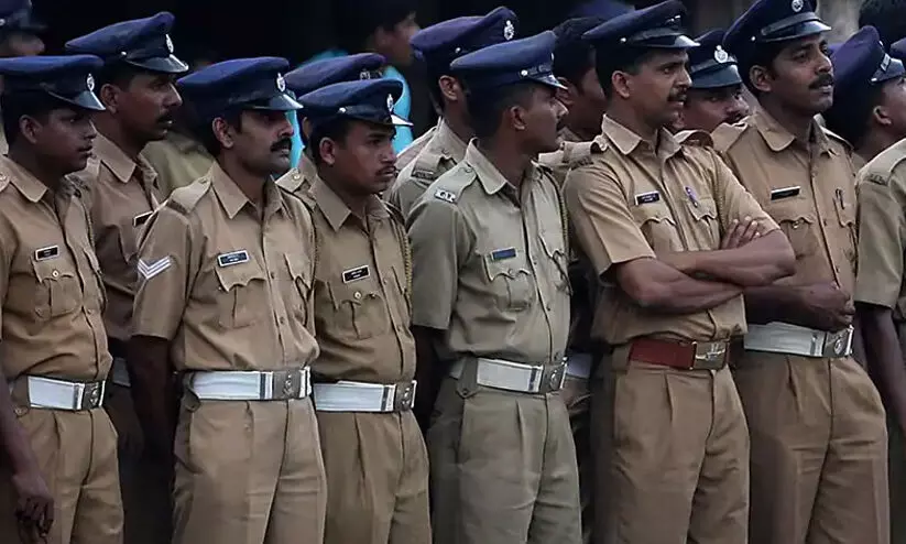 പൊലീസുകാരുടെ ആത്മസംഘർഷം കുറയ്ക്കാൻ ഒമ്പത് നിർദേശങ്ങളുമായി ആഭ്യന്തരവകുപ്പ് പൊലീസുകാരുടെ ആത്മസംഘർഷം കുറയ്ക്കാൻ ഒമ്പത് നിർദേശങ്ങളുമായി ആഭ്യന്തരവകുപ്പ്