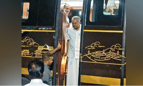 മു​ഖ്യ​മ​ന്ത്രി​യും മ​ന്ത്രി​മാ​രും ചെ​റു​തു​രു​ത്തി​യി​ൽ എ​ത്തി