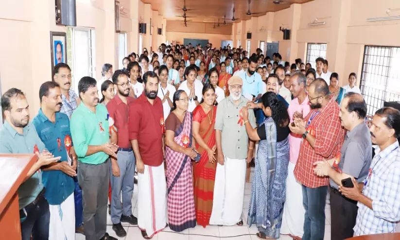 കാ​സ​ർ​കോ​ട് : ബോ​ധ​വ​ത്ക​ര​ണ​വു​മാ​യി എ​യ്​​ഡ്സ് ദി​നാ​ച​ര​ണം