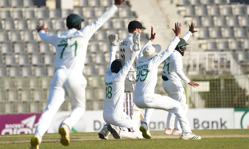 ആദ്യ ടെസ്റ്റിൽ കിവീസിനെ 150 റൺസിന് തകർത്തെറിഞ്ഞ് ബംഗ്ലാദേശ്; ചരിത്ര നേട്ടം ആദ്യ ടെസ്റ്റിൽ കിവീസിനെ 150 റൺസിന് തകർത്തെറിഞ്ഞ് ബംഗ്ലാദേശ്; ചരിത്ര നേട്ടം