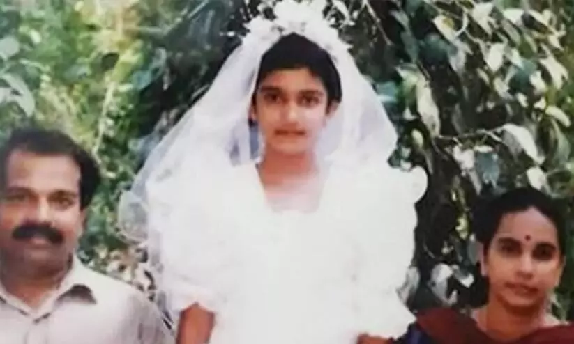 അച്ഛനും അമ്മക്കും ഒപ്പം നിൽക്കുന്ന ഈ കുട്ടി ഇന്ന്​ തിളങ്ങുന്ന താരം; ത്രോബാക്ക്​ ചിത്രം വൈറൽ