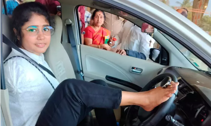 ഇന്ന് ലോക ഭിന്നശേഷി ദിനം: കൈയില്ലെങ്കിലും ഡ്രൈവിങ് ലൈസൻസ്; ജിലുവിന് സ്വപ്നയാത്ര