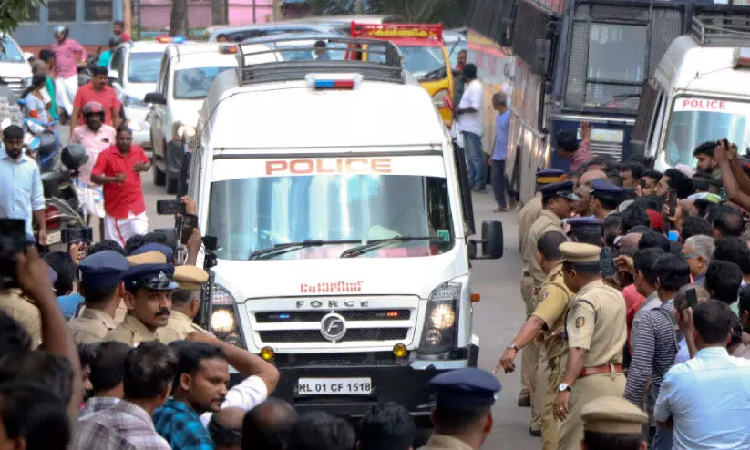 ബലമില്ലാത്ത തിരക്കഥ; സംശയം ബാക്കി ബലമില്ലാത്ത തിരക്കഥ; സംശയം ബാക്കി