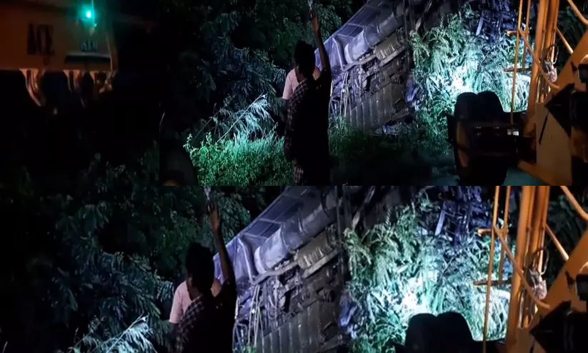 1 Dead, 20 Injured As Bus Overturns, Falls Into Ditch In Tamil Nadu 1 Dead, 20 Injured As Bus Overturns, Falls Into Ditch In Tamil Nadu