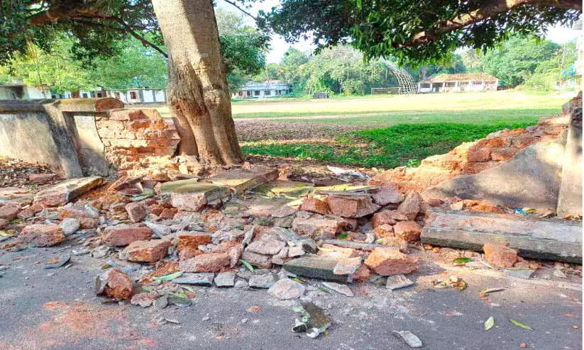 മാവേലിക്കരയിൽ നവകേരള സദസ്സ്​ നടക്കുന്ന സ്കൂളിന്‍റെ മതിൽ തകർന്നു