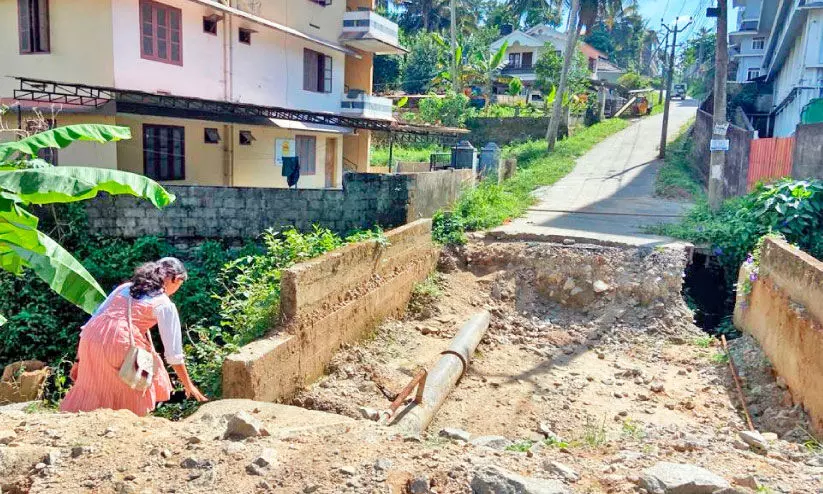 പാലം നിർമാണത്തിന് റോഡ് പൊളിച്ചു; മാസങ്ങളായിട്ടും പ്രവൃത്തി തുടങ്ങിയില്ല പാലം നിർമാണത്തിന് റോഡ് പൊളിച്ചു; മാസങ്ങളായിട്ടും പ്രവൃത്തി തുടങ്ങിയില്ല
