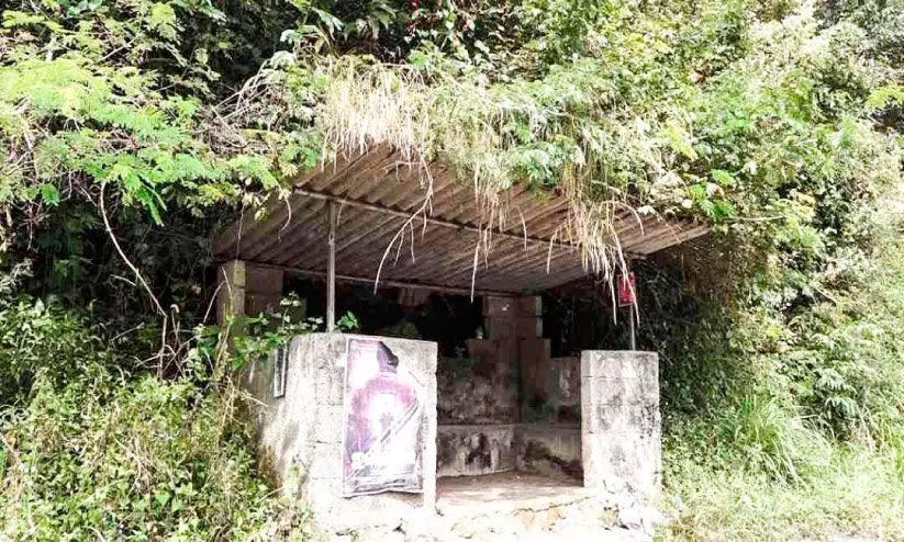 സൂക്ഷിച്ചുനോക്കിയാൽ വെയ്റ്റിങ്​ ഷെഡ് കാണാം