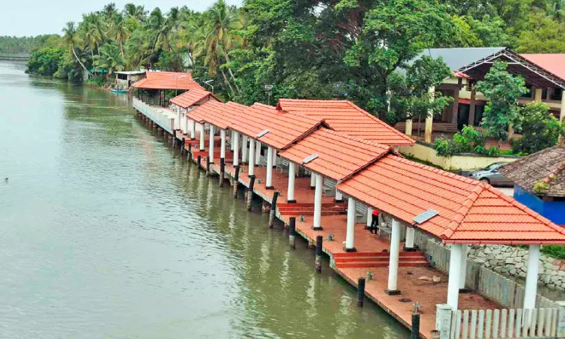 യാത്രാ ബോട്ടുകൾ ഓടുമോ ഈ ജലപാതയിൽ; നോക്കുകുത്തികളായി ബോട്ടു ജെ​ട്ടി​ക​ളും