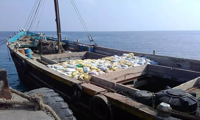 ലക്ഷദ്വീപിൽ ഉരു അപകടത്തിൽ തകർന്നു; ജീവനക്കാരെ രക്ഷിച്ചു