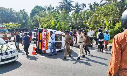 ആം​ബു​ല​ൻ​സ് മ​റി​ഞ്ഞ് ഡ്രൈ​വ​ർ ഉ​ൾ​പ്പെ​ടെ മൂ​ന്ന് പേ​ർ​ക്ക് പ​രി​ക്ക്