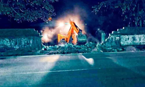 നവകേരള സദസ്സ്; പറവൂർ ഗവ.ബോയ്സ് ഹയർ സെക്കൻഡറി സ്കൂളിന്‍റെ മതിൽ പൊളിച്ചു