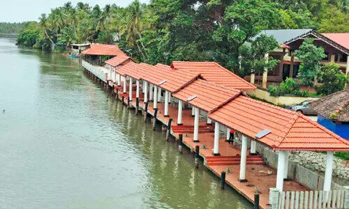 യാത്രാ ബോട്ടുകൾ ഓടുമോ ഈ ജലപാതയിൽ; നോക്കുകുത്തികളായി ബോട്ടു ജെ​ട്ടി​ക​ളും