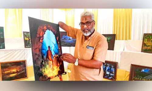 മാട്ടി മുഹമ്മദ് ബ്രഷിൽ ചായം ചാലിച്ചു; പകലിലും വിരിഞ്ഞു വിസ്മയചിത്രങ്ങൾ മാട്ടി മുഹമ്മദ് ബ്രഷിൽ ചായം ചാലിച്ചു; പകലിലും വിരിഞ്ഞു വിസ്മയചിത്രങ്ങൾ