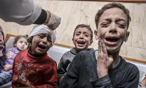 ഗ​സ്സ​യി​ലെ ദൈ​ർ അ​ൽ ബ​ലാ​ഹി​ലെ ഇ​സ്രാ​യേ​ൽ വ്യോ​മാ​​ക്ര​മ​ണ​ത്തി​ൽ പ​രി​ക്കേ​റ്റ്  അ​ൽ അ​ഖ്സ ര​ക്ത​സാ​ക്ഷി ആ​ശു​പ​ത്രി​യി​ൽ പ്ര​വേ​ശി​പ്പി​ച്ച കു​ട്ടി​ക​ൾ