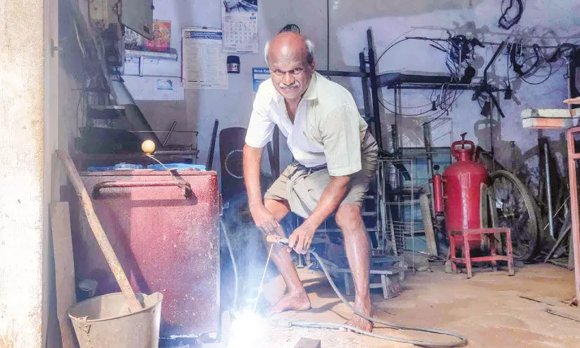 അപകടത്തിൽ മനസ്സ് തളർന്നില്ല; ജീവിതം വിളക്കിച്ചേർക്കുകയാണ് വേണുഗോപാൽ അപകടത്തിൽ മനസ്സ് തളർന്നില്ല; ജീവിതം വിളക്കിച്ചേർക്കുകയാണ് വേണുഗോപാൽ