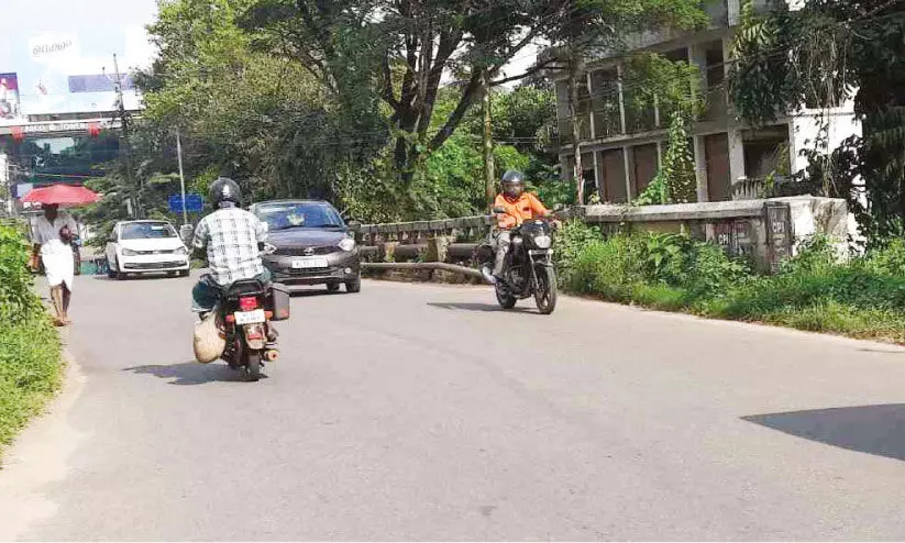 ഒറ്റപ്പാലത്തെ കിഴക്കേ തോട്ടുപാലത്തിന് സ​മാ​ന്ത​ര പാ​ലം യ​ാഥാ​ർ​ഥ്യ​ത്തി​ലേ​ക്ക്