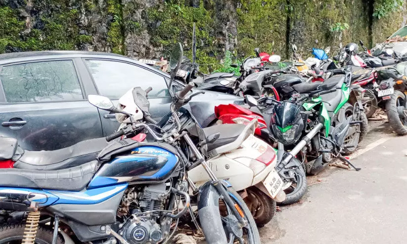 തൊണ്ടി വാഹനങ്ങൾ റോഡരികിലും; വീർപ്പുമുട്ടി പൊലീസ് സ്റ്റേഷൻ പരിസരങ്ങൾ