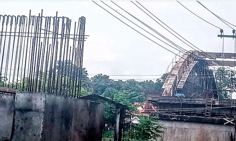 എങ്ങുമെത്താതെ തൂണിൽ ഒതുങ്ങി കോഴഞ്ചേരി പുതിയ പാലം എങ്ങുമെത്താതെ തൂണിൽ ഒതുങ്ങി കോഴഞ്ചേരി പുതിയ പാലം