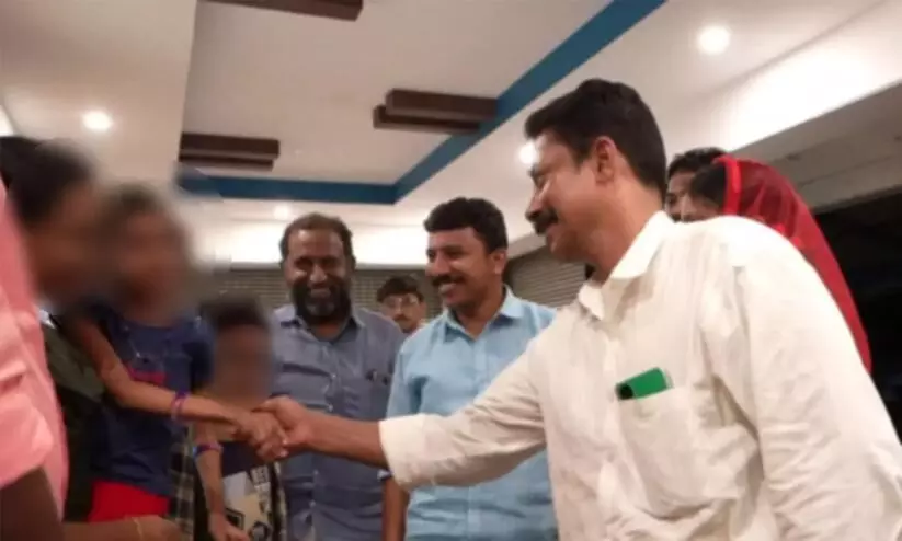 shajahan met and handed over gifts to six year girl who kidnapped from oyoor