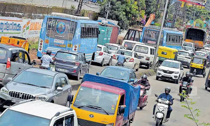 തൃശൂര് – കുറ്റിപ്പുറം റോഡിന് 96.47 കോടി അനുവദിച്ചു തൃശൂര് – കുറ്റിപ്പുറം റോഡിന് 96.47 കോടി അനുവദിച്ചു