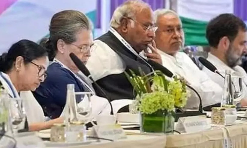 മുഖം കറുപ്പിച്ച്​ ഇൻഡ്യ മു​ന്ന​ണി​